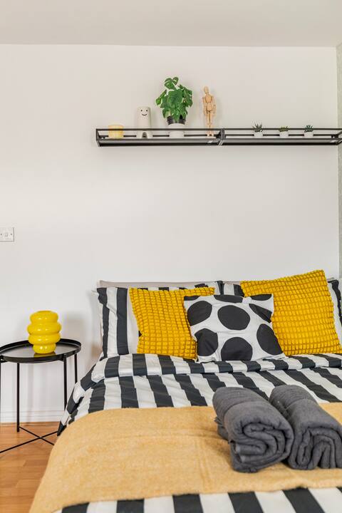 Spacious 4-Bed House with Workspace